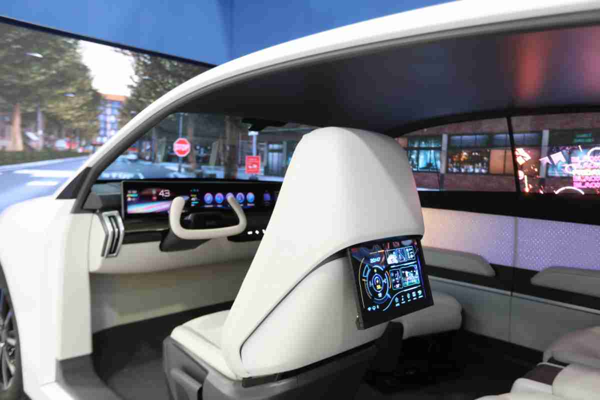 云顶国际8588yd的「可卷式后座娱乐显示器」加强后座乘客的感官体验，，，，并保有个性化设计，，，，可依使用偏好进行动态调整。。