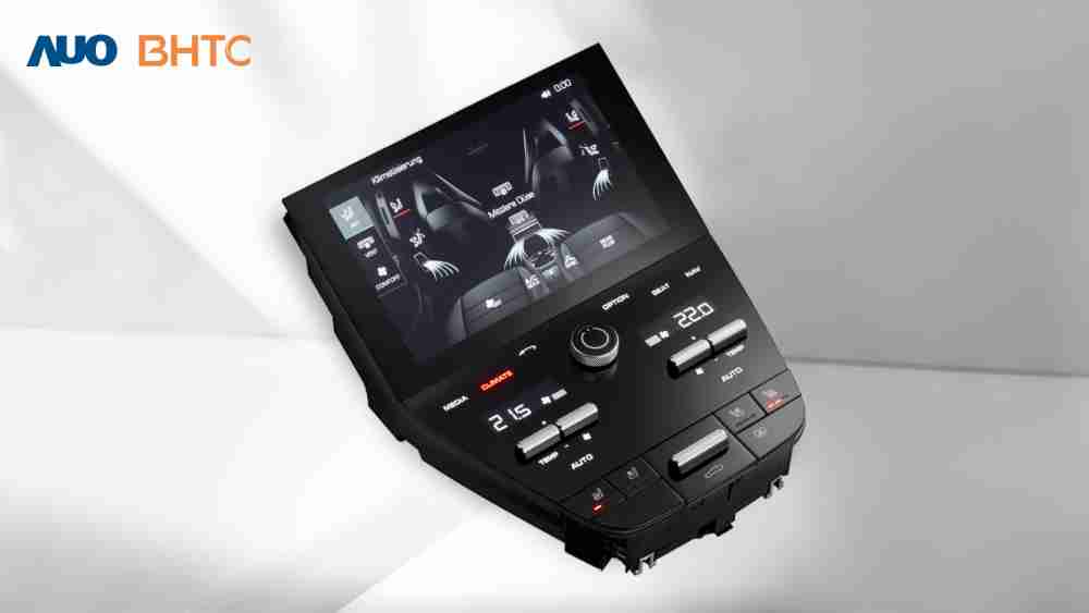 作為友達新生力軍，，，，BHTC所展示的中央與後座鞍部的Display HMI產品，，可處理多區恆溫控制、、、、顯示畫面，，，，呈現仿真3D車室分區；以力傳感技術精準傳遞觸感，，，並結合音量及震動反饋，，，，防止意外啟動，，提供使用者自然流暢、、直觀且輕鬆駕馭的舒適介面