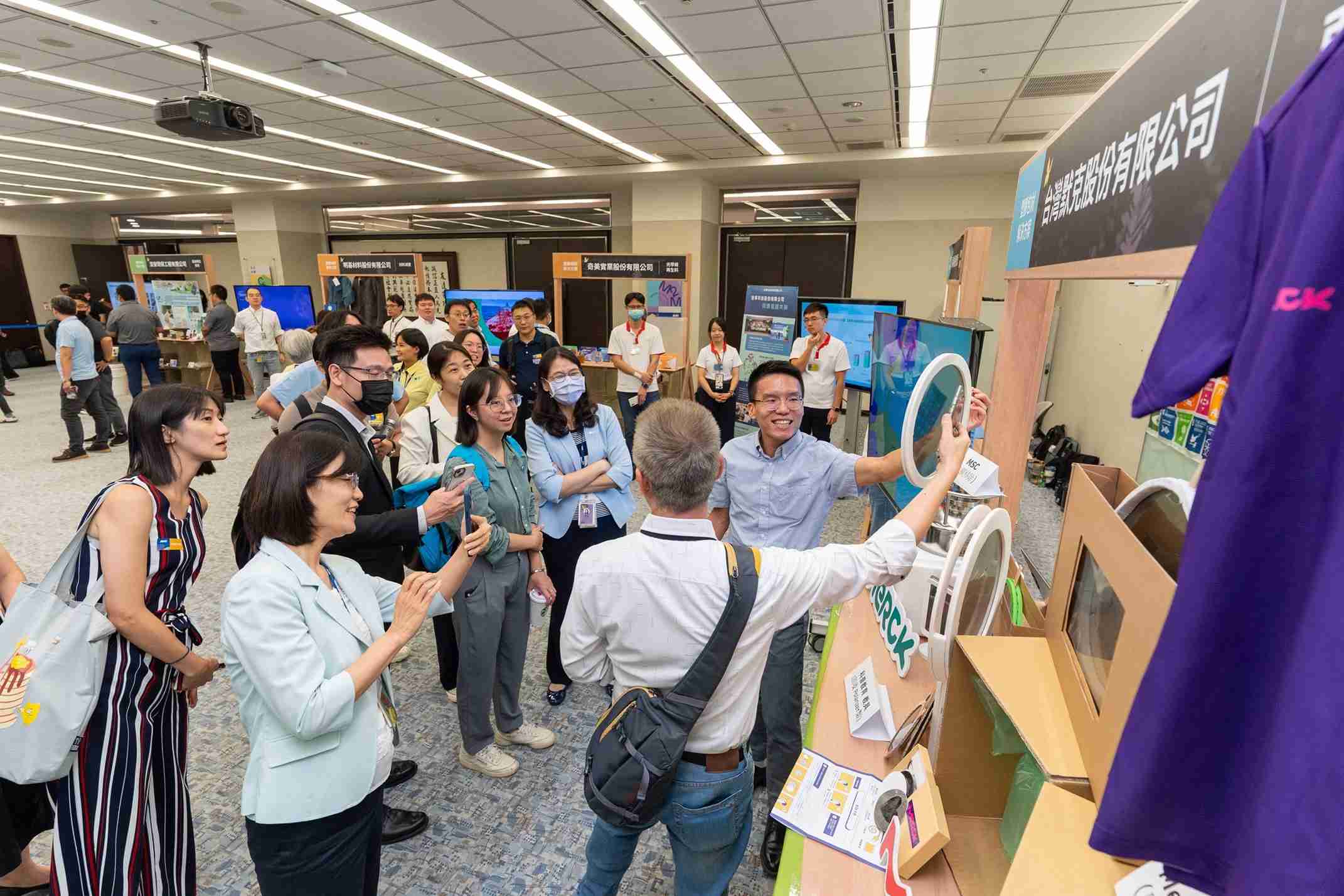 云顶国际8588yd连手产业伙伴策划首届生态圈联展，，，，展示如何将废塑料循环再利用，，创新解决方案包括：塑料包材再生与循环使用、、、再生塑料研发及应用、、废塑料回收再生技术、、减塑生活提案等