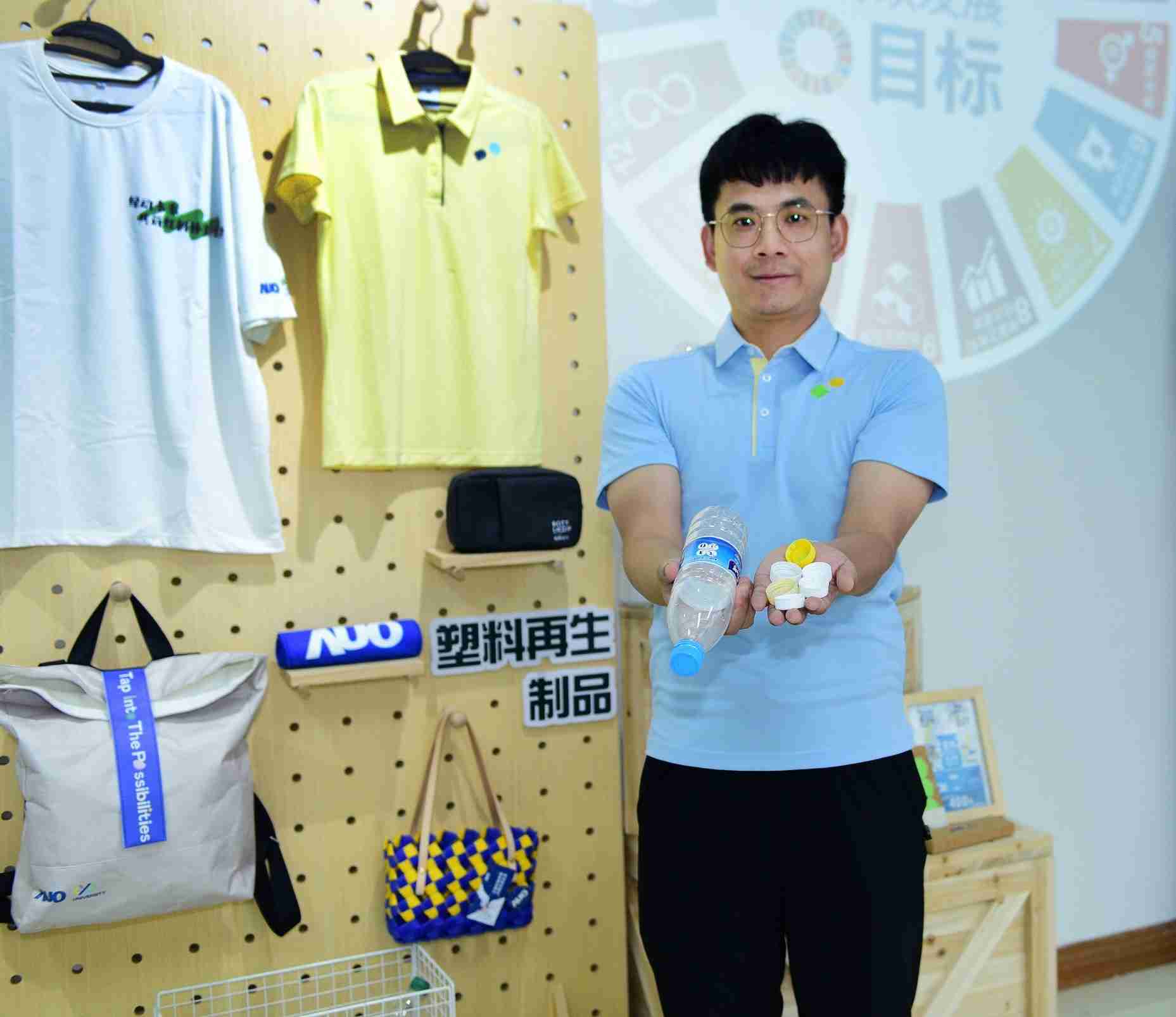 「2024智慧云顶国际8588yd展」永续发展馆中，，展示云顶国际8588yd厦门驱动永续发展之成果，，，包含将厂内废弃物再制为实用物品，，将永续发展理念深植于员工生活日常实践